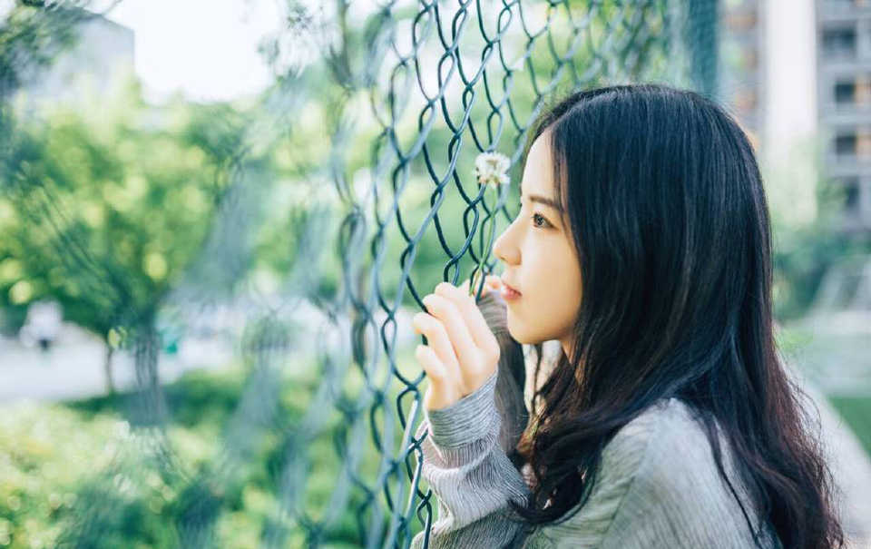 “关中逆贼？”庞统眉头挑了挑，冷笑着摇头道：“将军可是刘璝？”